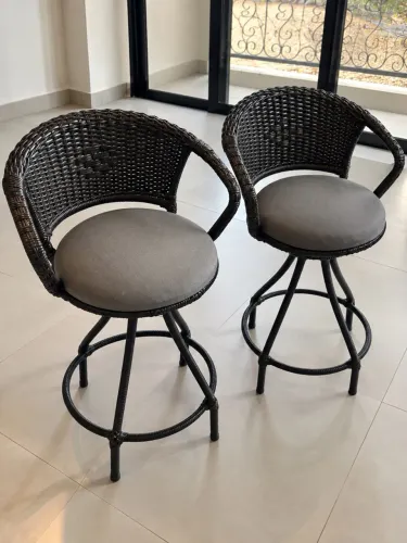 Banquetas de Fibra Sintética com Encosto e Braços