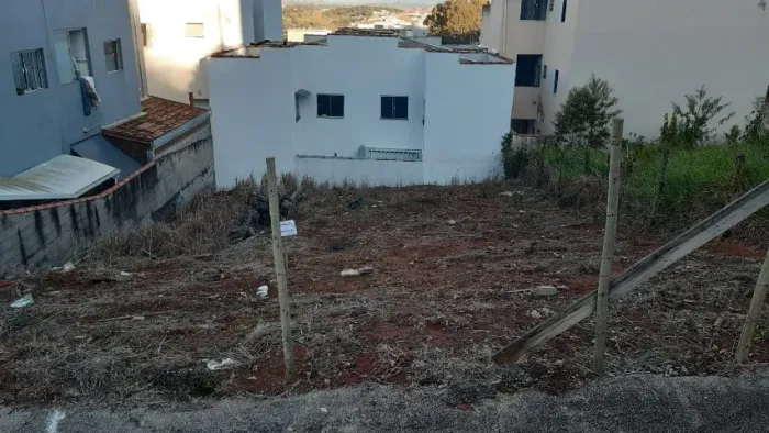 Terreno 240m² (12m x 20m) no bairro Pão de Açúcar - Pouso Alegre - MG (Documentação OK)