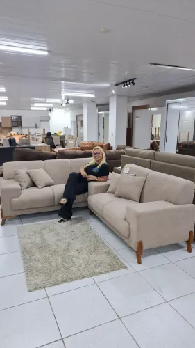 Conjunto de sofa 2 e 3 lugares base e pés madeira maciça revestido no blocle