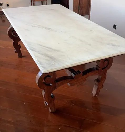 Mesa madeira maciça com tampo de mármore branco