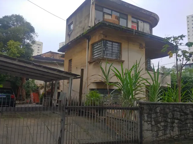 Terreno com sobrado antigo