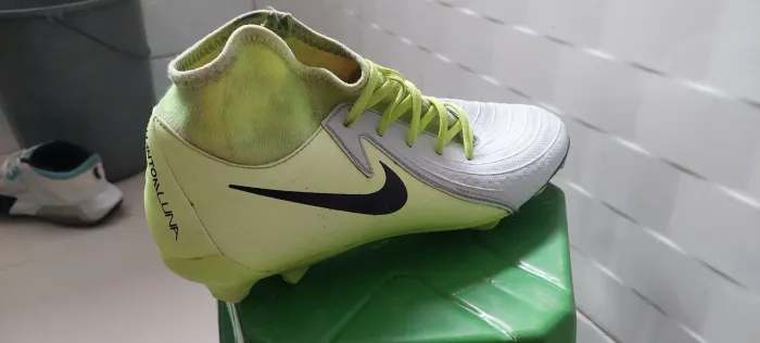 Chuteira profissional nike phantom luna