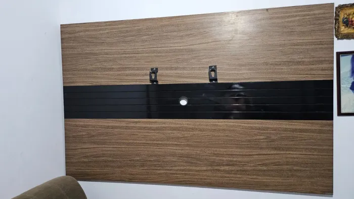 Rack com painel preto e marrom