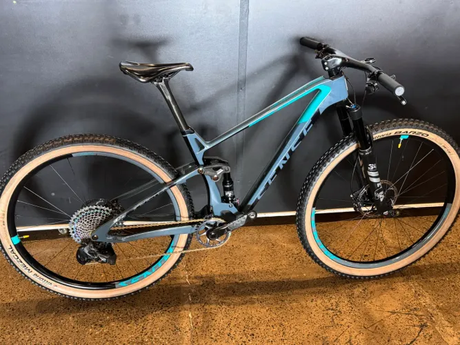 BICICLETA SENSE INVICTUS FACTORY CARBON DISC TAMANHO 17 SEMI NOVA 
