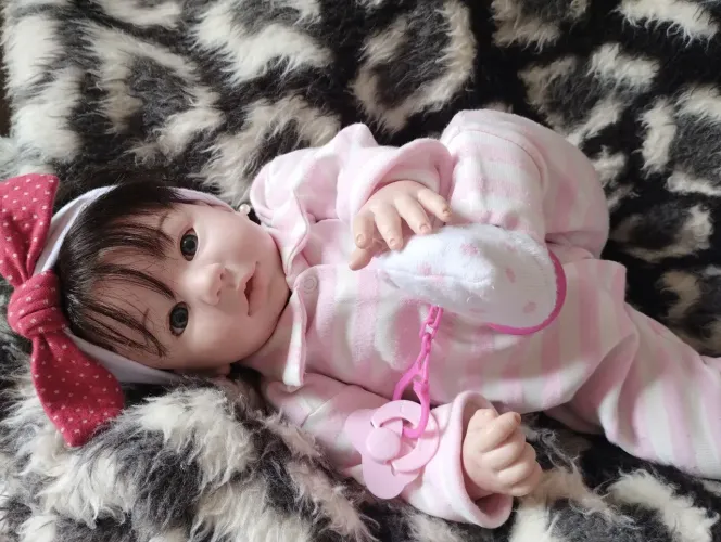 Boneca Bebê Reborn com detalhes realistas