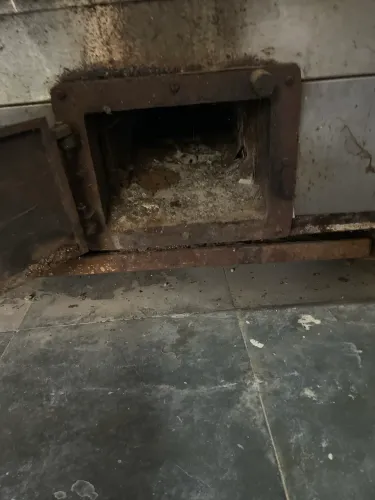 Forno antigo. So funciona a lenha. Porém, é a gás elétrico também.