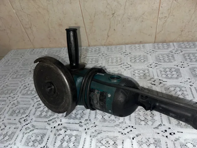 Esmerilhadeira MT Makita 2200w / 220v.
