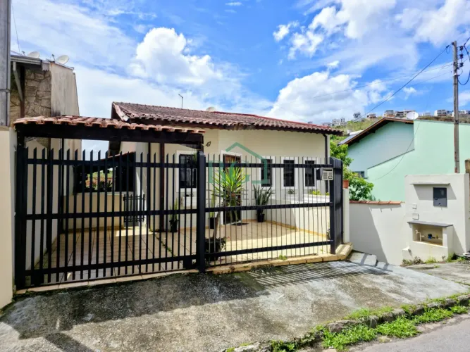 - Jardim Centenário - Casa à venda com 249,39 m² de área construída em Poços de Caldas/MG*