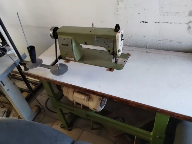 Máquina de costura elétrica