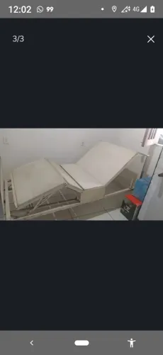 uma cama hospitalar