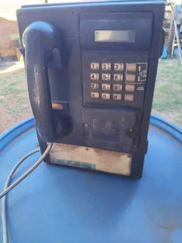 Aparelho antigo de telefone tipo orelhão