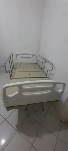 Cama hospitalar com duas manivelas