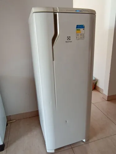 Vendo Geladeira Eletrolux 322 litros Frost Free