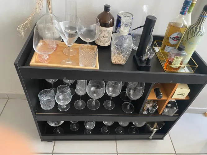 Bar carrinho elegante e espaçoso