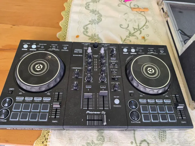 Controladora Pioner Ddj-400, muito nova. Usada 1 vez. Acompanha case