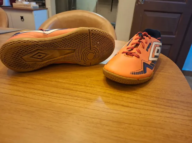 Chuteira umbro futsal prisma+ usada tam 39