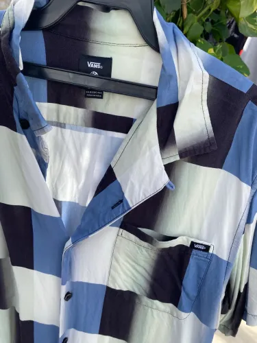 Camiseta de botão da vans 