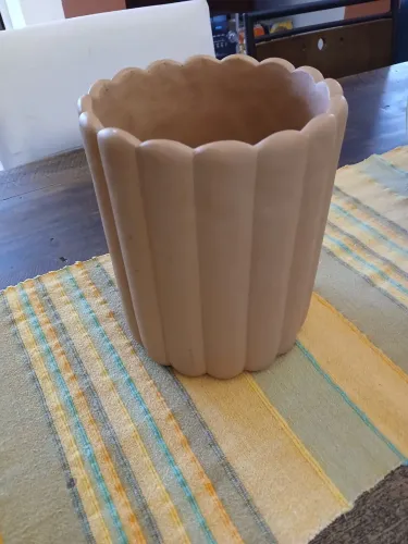 Cachepo robusto em terracota,altura 25 cms