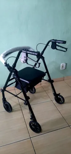 Andador Para Idosos MED 520 - Com 4 rodas e trava de estacionamento.