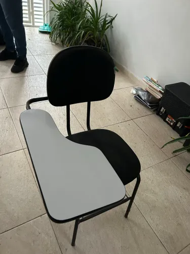 CADEIRA COM MESA ACOPLADA
