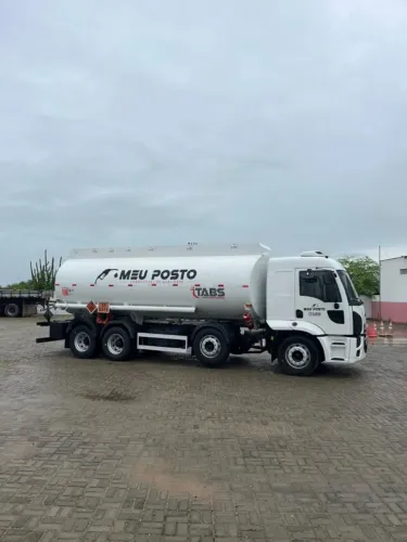 caminhão todo revisado com ótimos pneus pintura elétrica e mecânica todo revisado 