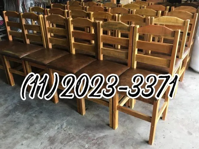 Cadeira Estofada Fixa de Madeira Maciça