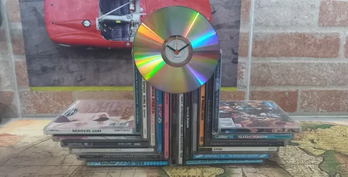 Relógio artesanal feito de capas de DCs