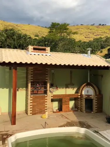 Churrasqueira vermelha com as pontas claras 
