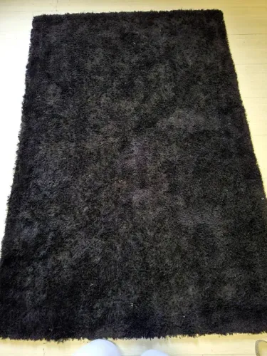 Tapete preto pelo medio