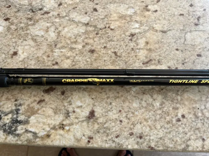 Vara de pesca longa, em carbono para carretilha.
