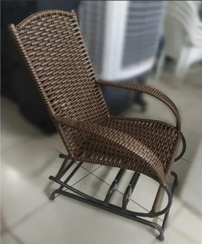 Cadeira de balanço em fibra sintético 
