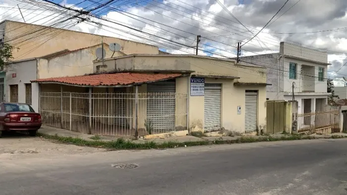 Casa e área comercial à venda na Rua Laudicineia Gusmão em Vitória da Conquista