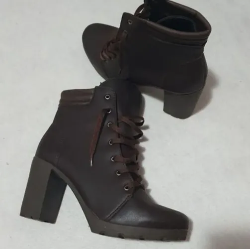 Botas feminina marrom de 38/39.