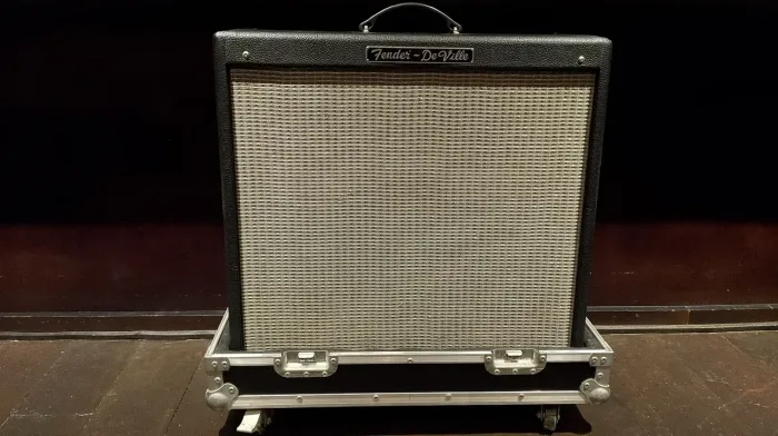 Amplificador Fender HotRod Deville 4x10 valvulado