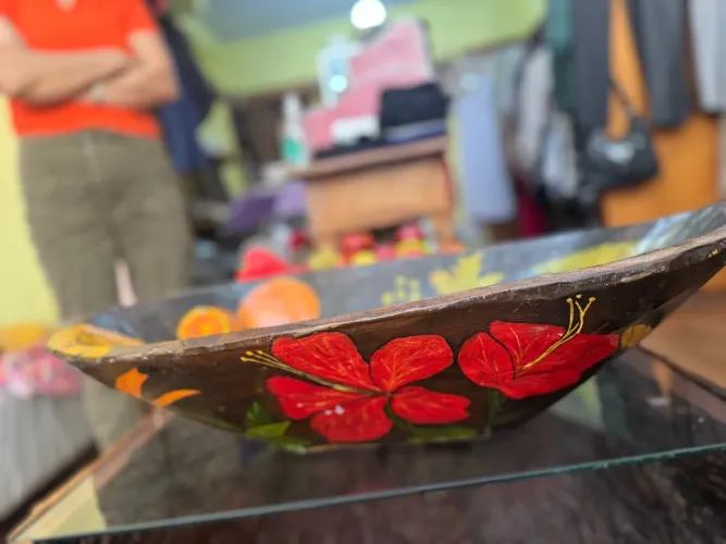 Fruteira de Madeira Artesanal com Flores Pintadas