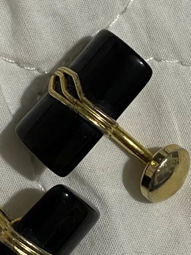 Abotoadura banhada a ouro com pedra ônix