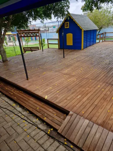 Deck de madeira novo para área externa