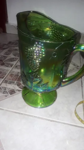 Jarra de vidro em carnival glass.(pé foi colado)