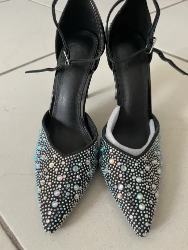Scarpin em pedrarias 