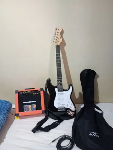 (ÚLTIMA OFERTA!) Guitarra Elétrica Stratocaster + Amplificador + Acessórios
