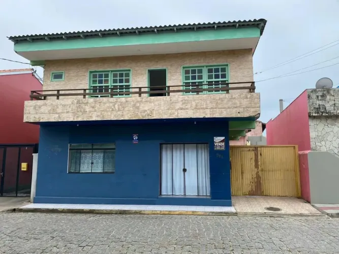 Prédio comercial e apartamentos no centro Histórico