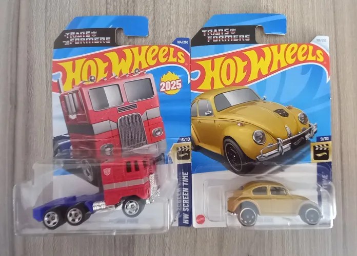 Hot wheels transformers optimus prime e bumblebee 1
