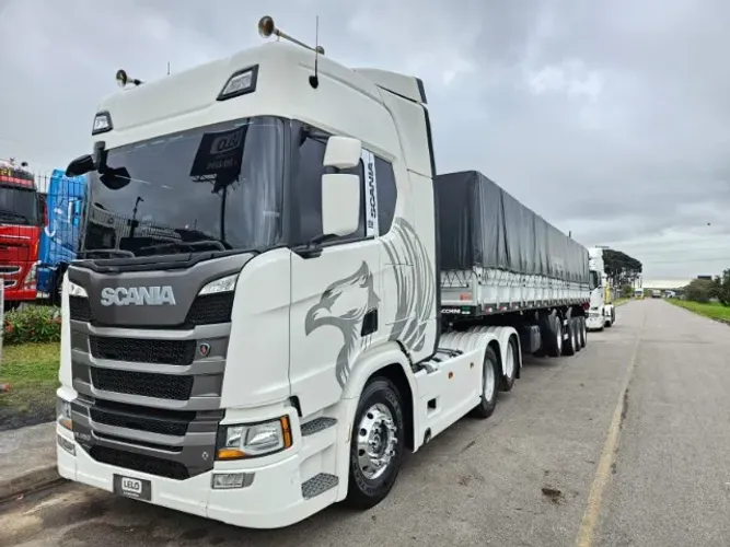 Scania R450 6x2 Highline Ano 2023 Euro 5 260 Mil KM Farol de teto e grade Carreta 4 Eixo