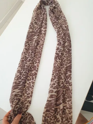 Lenço estiloso para pescoço- assessório feminino.