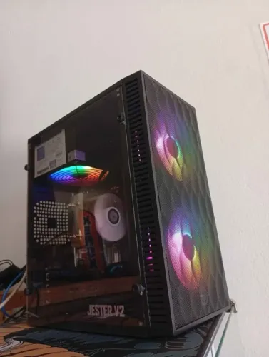 PC Gamer: Ryzen, RAM 16GB, Gráfico Vega 8, SSD 480GB.