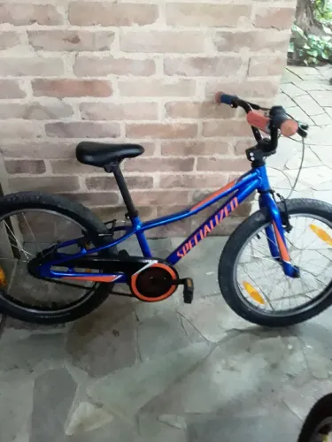Bicicleta infantil marca Specialized aro 20" pneus originais.