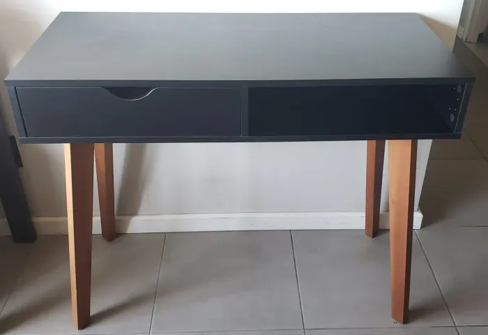 Escrivaninha / aparador preto com design moderno
