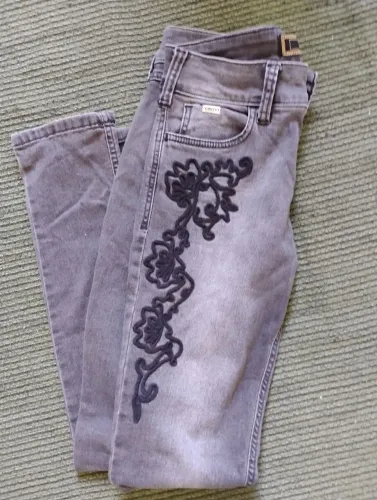Calça Jeans Feminina Preta com Detalhes Bordados