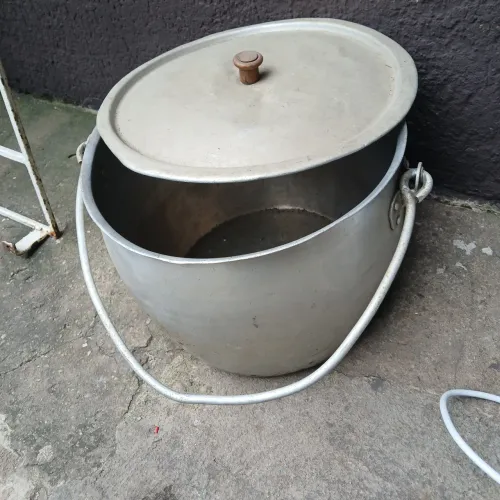 Vendo essa panela  caldeirão em  alumínio em ótimo estado 