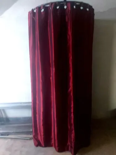 provador de loja com armação com tecido tafetá.